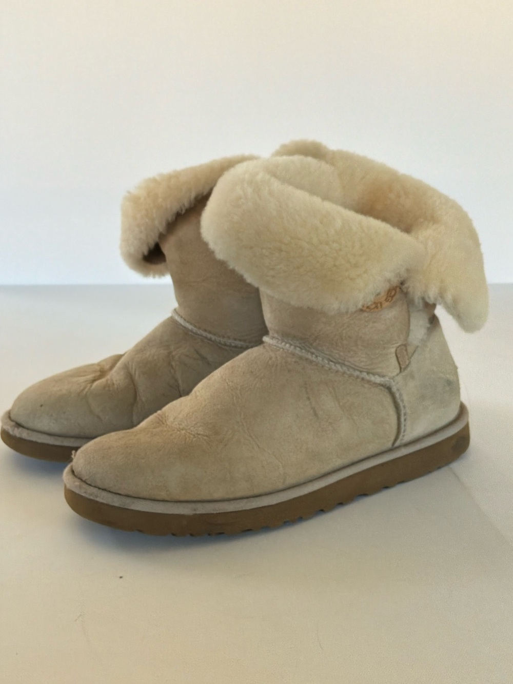 UGG Australia Bailey Button Sheepskin Boots Sand Suede Women’s Size 9